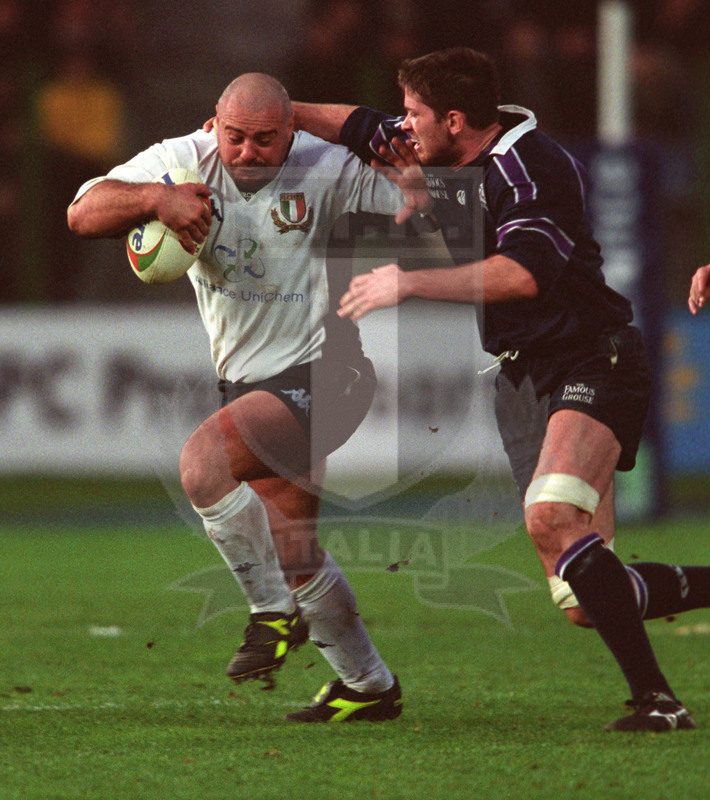 Rbs Sei Nazioni 2002, Roma, stadio Flaminio 16/02/2002, Italia v Scozia, Giampiero De Carli difende palla. Foto Daniele Resini/Fotosportit