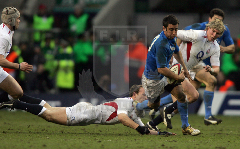 Rbs Sei Nazioni 2005, Londra, Twickenham 12/03/2005, Inghilterra v Italia, break di Luciano Orquera su Dawson. Foto Daniele Resini/Fotosportit