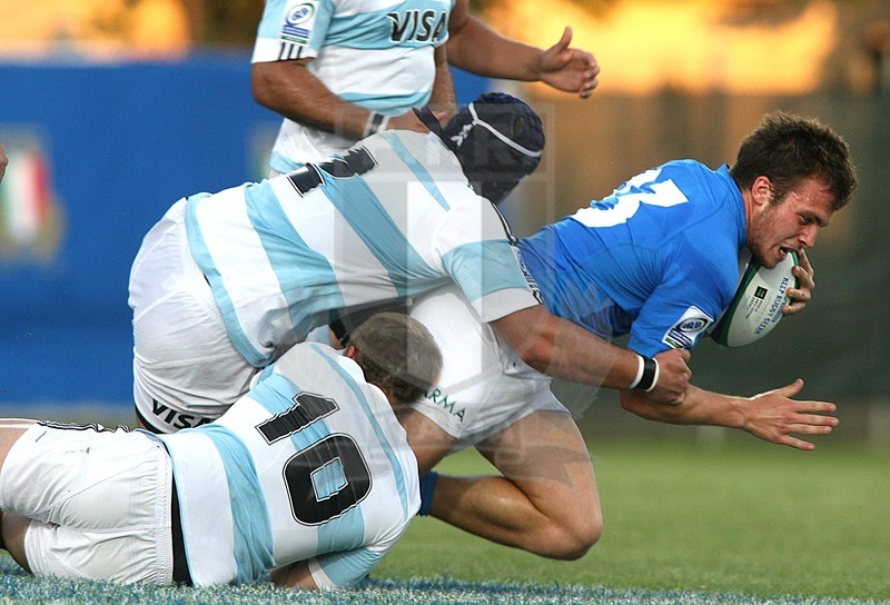 Irb Junior Championship Italy 2011, Pool A, Rovigo 2011/06/14, Italia v Argentina, Giovanni Alberghini placcato da Ormsom e Fortuny.