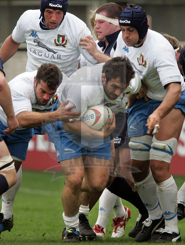 Rbs Sei Nazioni 2006, Roma, stadio Flaminio 18/03/2006, Italia v Scozia, una carica di Salvatore "Totò" Perugini, con Ongaro, Bortolami e Dellapè in sostegno. Foto Daniele Resini/Fotosportit
