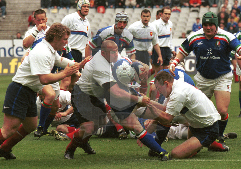 Lloyds TSB Sei Nazioni 2000, Round 5, Parigi, Stade de France 01/04/2000, Francia v Italia, Andrea Gritti portato a terra. Foto Daniele Resini/Fotosportit