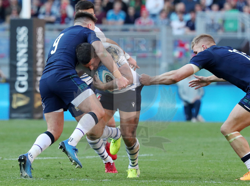 Guinness Sei Nazioni 2020, Round 3, Roma, Stadio Olimpico 22/02/2020, Italia v Scozia, Luca Morisi impatta su Ali Price. Sam Johnson lo trattiene.Foto Daniele Resini/Fotosportit.