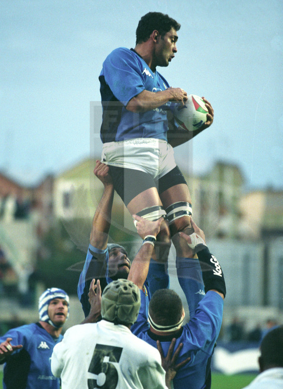 Jaguar Test Match 2001, Treviso, stadio Monigo 10/11/2001, Italia v Fiji, Carlo Caione in touche a due mani. Foto Daniele Resini/Fotosportit