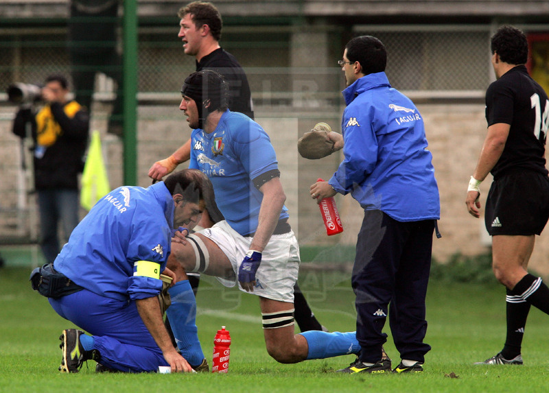 Jaguar Test match 2004, Roma, stadio Flaminio 13/11/2004, Italia v Nuova Zelanda, Santiago Dellapè soccorso da Ennio Zaffalon. Foto Daniele Resini/Fotosportit