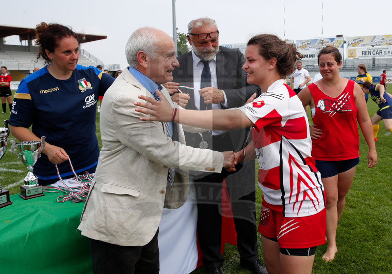 Finali Trofeo Interregionale U16 e Coppa Italia Femminile Seniores Femminile "Trofeo Rebecca Braglia", Calvisano (BS), Pata Stadium, 2-3 Giugno 2018. Guglielmo Braglia consegna alla capitana del Rivoli la coppa delle seconde qualificate al Trofeo Interregionale Under 16. Foto: Roberto Bregani @ fotosportit