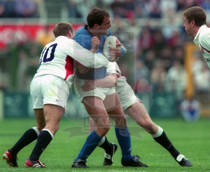 Rbs Sei Nazioni 2002, Roma, stadio Flaminio 07/04/2002, Italia v Inghilterra, Denis Dallan attaccato da Wilkinson. Foto Daniele Resini/Fotosportit