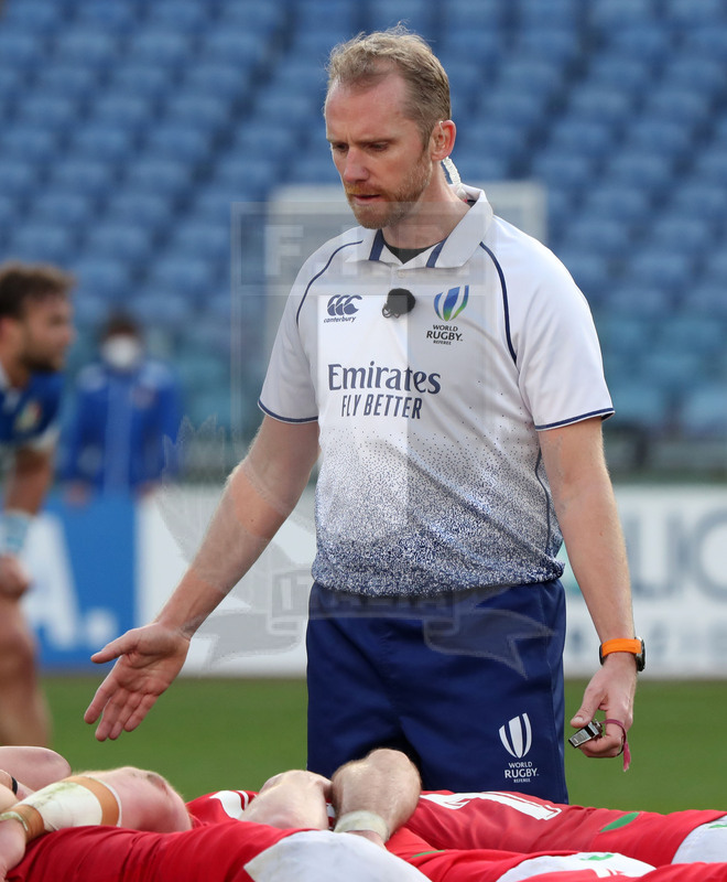 Guinness Sei Nazioni 2021, Round 4, Roma, stadio Olimpico 13/03/2021, Italia v Galles, Wayne Barnes controlla le mischie. Foto Daniele Resini/Fotosportit