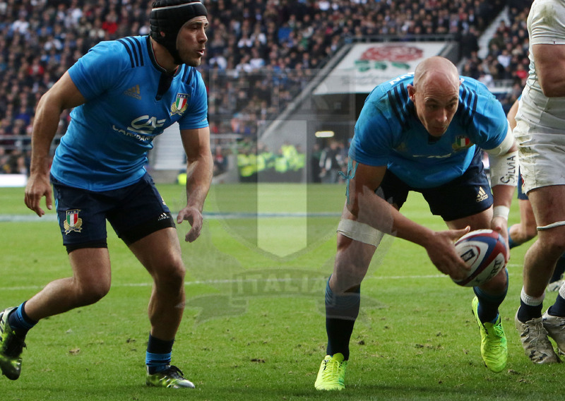 RBS Sei Nazioni 2017, Londra, Twickenham 26/02/2017, Inghilterra v Italia, Sergio Parisse con Gori in sostegno. Foto Daniele Resini/Fotosportit