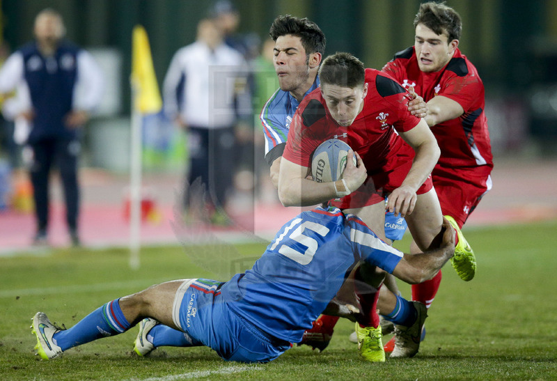 RBS 6 Nazioni U20 2015, Rovereto (TN), Stadio Quercia, 20-03-2015, Italia U20 v Galles U20. Joshua Adams placcato da Giacomo de Santis. Foto: Roberto Bregani/Fotosportit