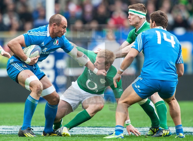 Sei Nazioni 2013, Roma, stadio Olimpico 16/03/2013, Italia v Irlanda, Sergio Parisse attaccato da Marshall