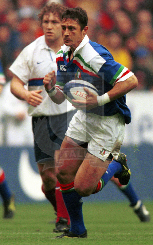 Lloyds TSB Sei Nazioni 2000, Round 5, Parigi, Stade de France 01/04/2000, Francia v Italia, break di Luca Martin verso la meta. Foto Daniele Resini/Fotosportit