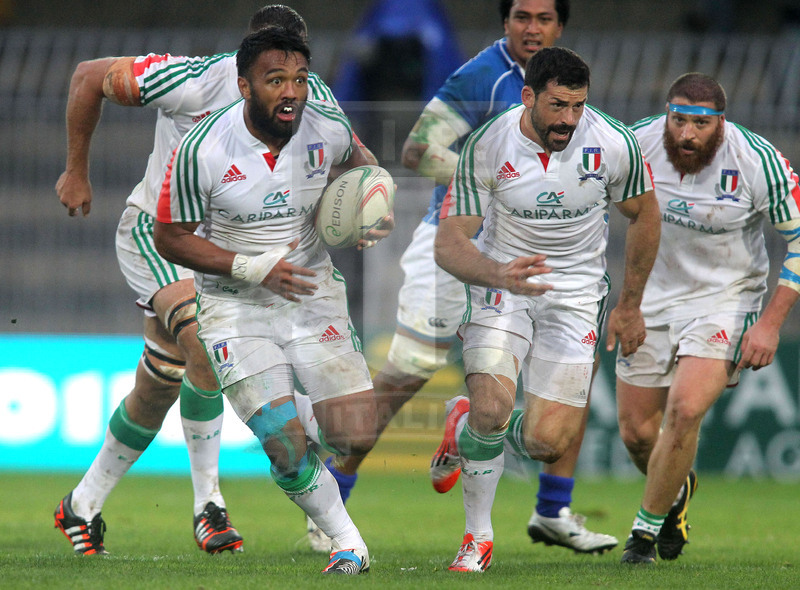 Cariparma test match 2014, Ascoli Piceno 08/11/2014, Italia v Samoa, Kelly Haimona attacca con Masi e Aguero in sostegno.