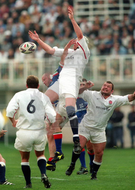 Lloyds TSB Sei Nazioni 2000, Round 4, Roma, stadio Flaminio 18/03/2000, Italia v Inghilterra, Walter Cristofoletto a caccia del pallone. Foto Daniele Resini/Fotosportit