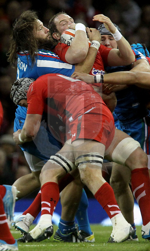 Sei Nazioni 2014, Cardiff. Millennium Stadium, 01/02/2014. Galles v Italia, Martin Castrogiovanni "cattura" Alun Win Jones. Lydiate spinge.