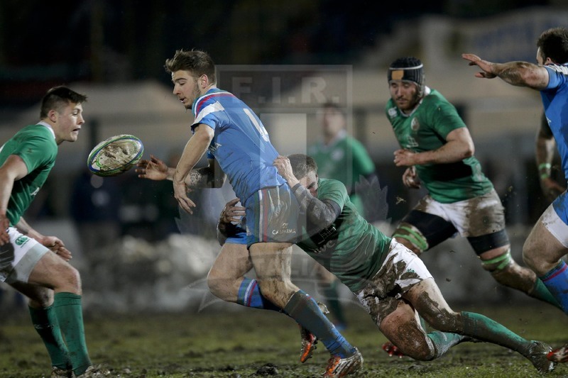 RBS 6 Nazioni U20 2015, Biella, Stadio Pozzo Lamarmora, 6-02-2015, Italia U20 v Irlanda U20 Luca Sperandio muove palla placcato da Nick McCarthy. Foto: Roberto Bregani/Fotosportit.