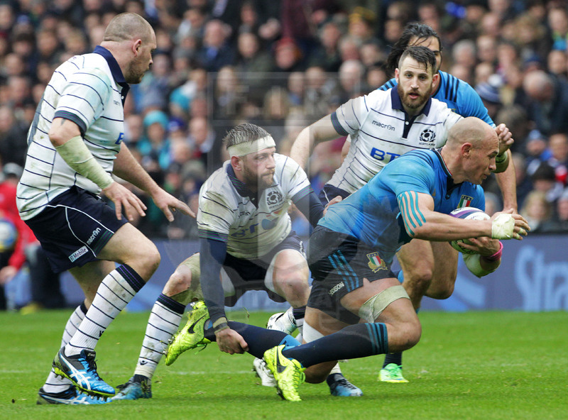RBS Sei Nazioni 2017, Edimburgo, Murrayfield stadium 18/03/2017, Scozia v Italia, Sergio Parisse fermato da Fin Russell. Foto Daniele Resini/Fotosportit