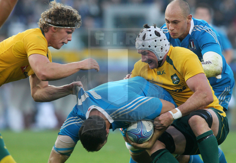 Cariparma test match 2013, Torino 9 novembre 2013, Italia v Australia, Hooper e Mowen fermano Geldenhuys. Parisse accorre.