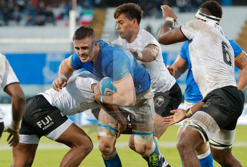 Credit Agricole Cariparma Test Match 2017, Catania, Stadio Massimino, 11-11-2017, Italia v Fiji. Una carica di Abrahan Steyn. Foto: Roberto Bregani / Fotosportit