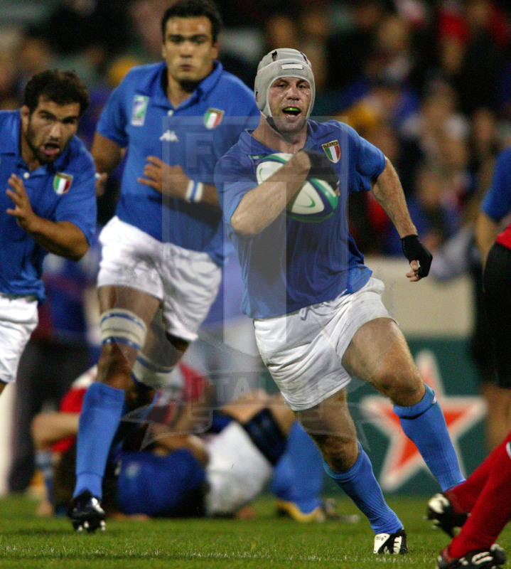 Rugby World Cup 2003, Pool D, Canberra, Canberra Stadium 21/10/2003, Galles v Italia, Alessandro Troncon con Bezzi e Perugini. Foto Daniele Resini/Fotosportit
