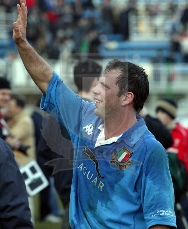 Sei Nazioni 2003, Roma, Stadio Flaminio 2003/02/15, Italia v Galles, Alessandro Troncon saluta il pubblico del Flaminio. Foto Daniele Resini/Fotosportit