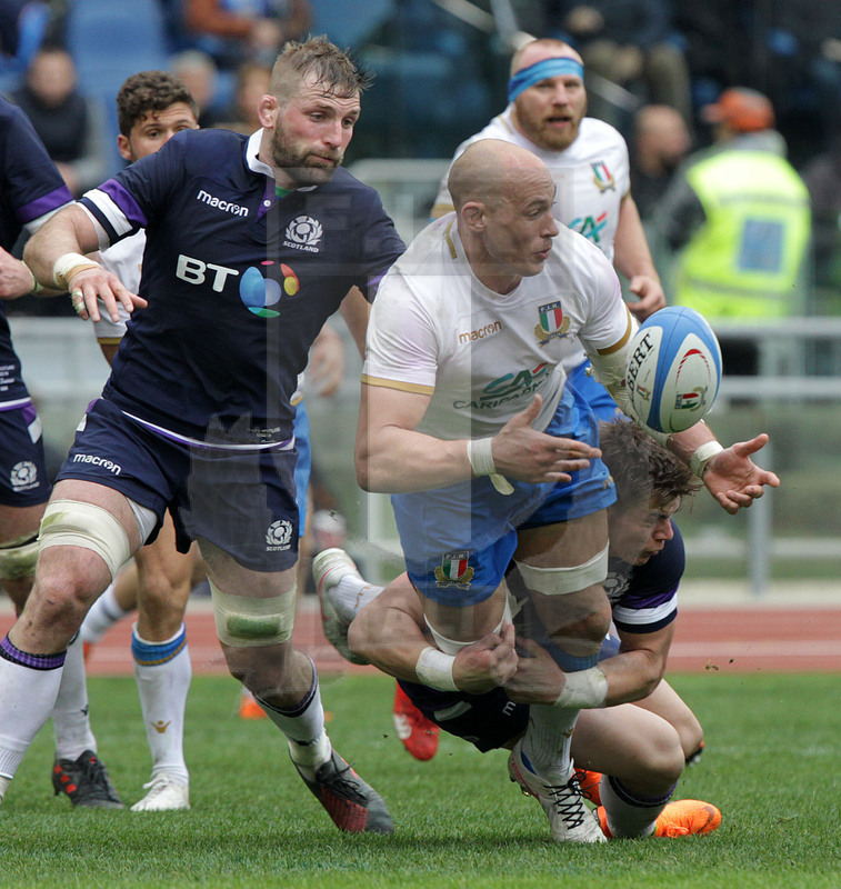 Natwest Sei Nazioni 2018, round 5, Roma stadio Olimpico 17/03/2018, Italia v Scozia, Sergio Parisse muove palla placcatto e attaccato da Barclay. Foto Daniele Resini/Fotosportit
