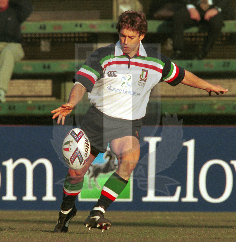 Lloyds TSB Sei Nazioni 2000, Round 1, Roma, stadio Flaminio 05/02/2000, Italia v Scozia, un drop di Diego Dominguez. Foto Daniele Resini/Fotosportit