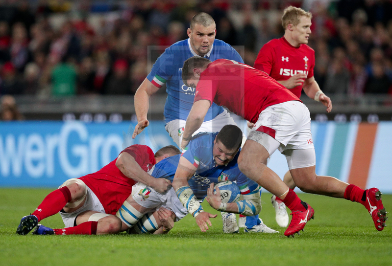 Guinness Sei Nazioni 2016, Round 2, Roma, Stadio Olimpico, 9/02/2019, Italia v Galles. Sebastia Negri abbattuto dalla difesa gallese. Foto Roberto Bregani/Fotosportit