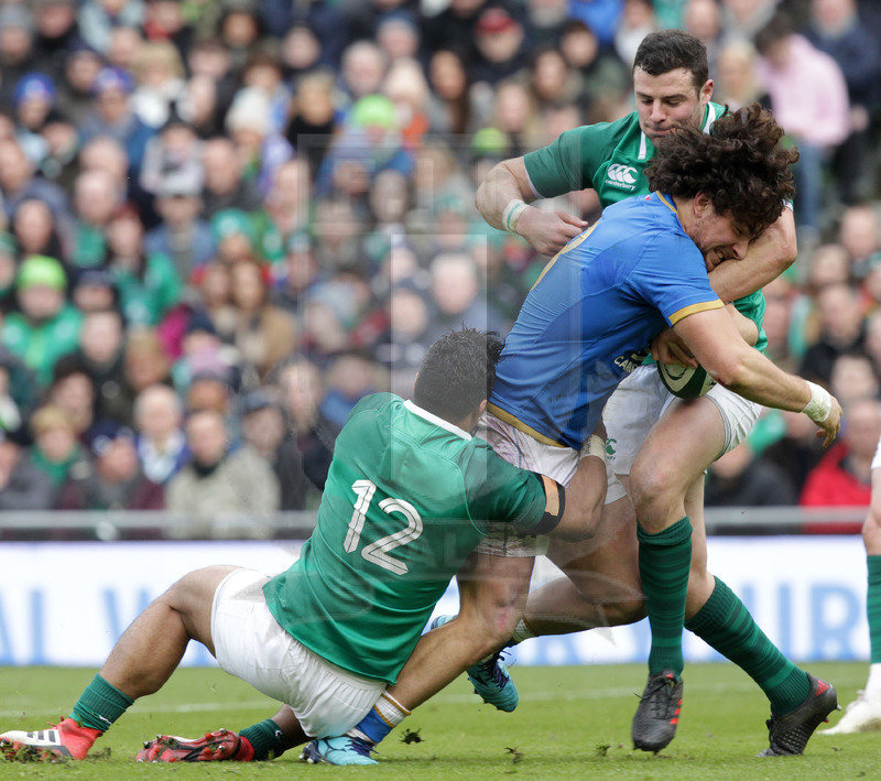 Natwest Sei Nazioni 2018, round 2, Dublino, Aviva Stadium 10/02/2018, Irlanda v Italia, Tommaso Boni fermato da Henshaw e Aki. Foto Daniele Resini/Fotosportit