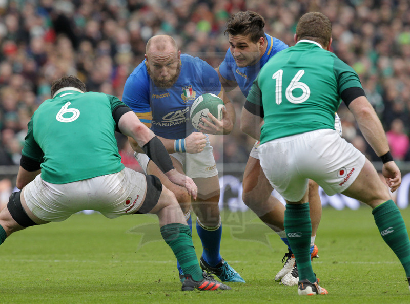 Natwest Sei Nazioni 2018, round 2, Dublino, Aviva Stadium 10/02/2018, Irlanda v Italia, una carica di Leonardo Ghiraldini con Pasquali in sostegno. Foto Daniele Resini/Fotosportit