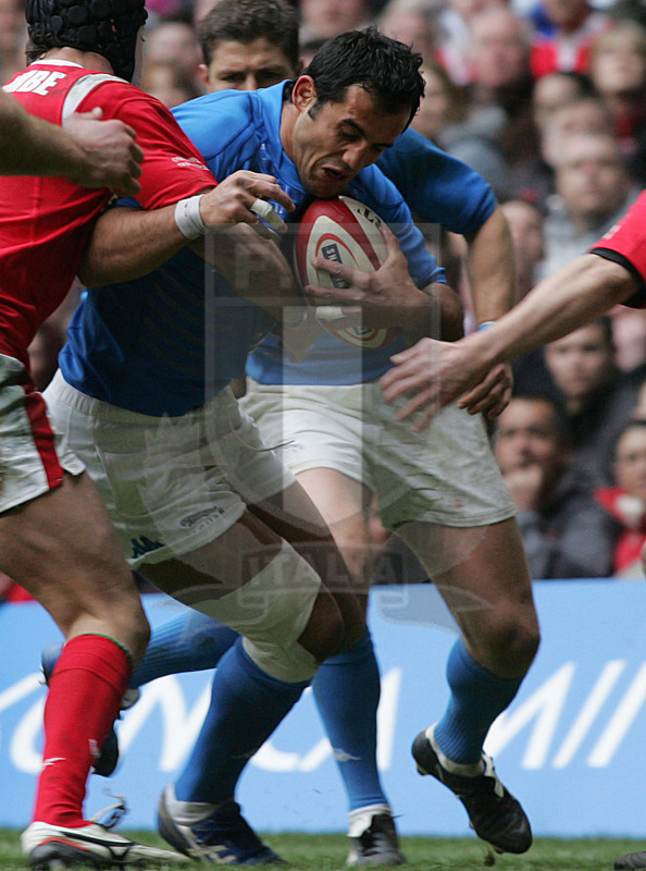 Rbs Sei Nazioni 2006, Round 3, Cardiff, Millennium Stadium 11/03/2006, Galle v Italia, Cristian Stoica forza un placcaggio. Foto Daniele Resini/Fotosportit