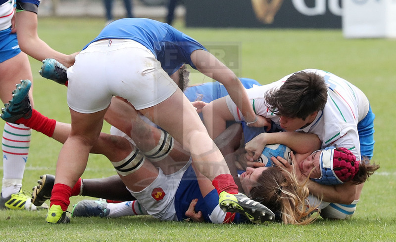 Guinness Sei Nazioni 2019 Donne, Padova, stadio Plebiscito 17/03/2017, Italia Donne v Francia Donne, Elisa Giordano difende palla a terra. Valentina Ruzza aiuta. Foto Daniele Resini/Fotosportit