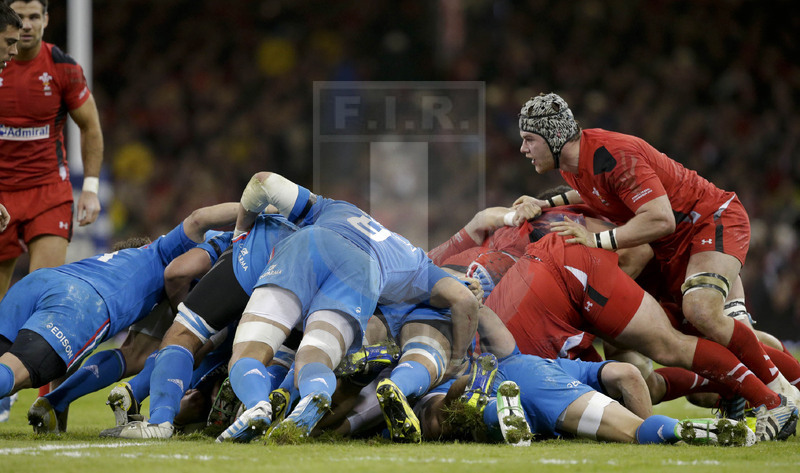 RBS 6 Nazioni 2014, Cardiff, Millennium Stadium, 1/02/2014, Galles v Italia. Crolloi delle prime linee in mischia chiusa Foto Roberto Bregani/Fotosportit