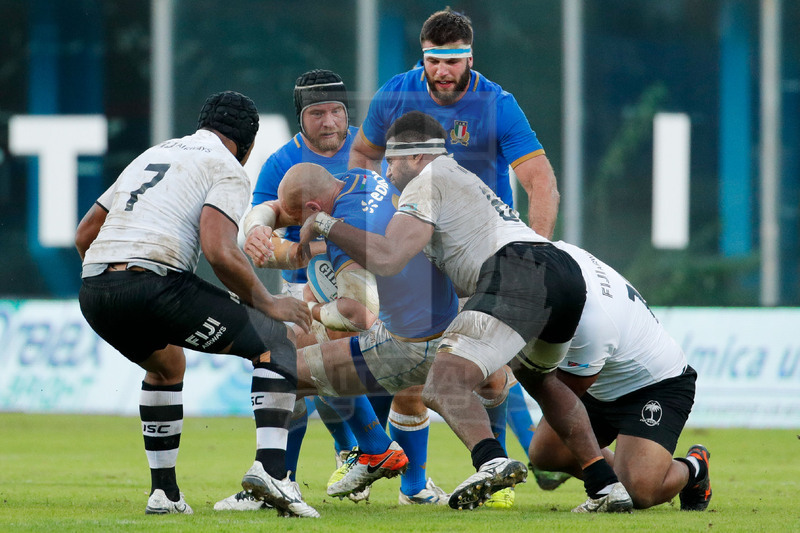 Credit Agricole Cariparma Test Match 2017, Catania, Stadio Massimino, 11-11-2017, Italia v Fiji. Sergio Parisse placcato da Semi Kunatani e Sunia Koto. Foto: Roberto Bregani / Fotosportit
