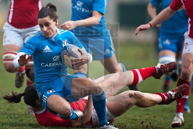 RBS 6 Nazioni Femminile 2013, Benevento, Campo Pace Vecchia, 24-02-2013, Italia v Galles. Sara Barattin portata a terra.