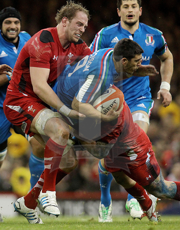Sei Nazioni 2014, Cardiff. Millennium Stadium, 01/02/2014. Galles v Italia, Edoardo Gori preso da alun Win Jones. Foto Daniele Resini/Fotosportit