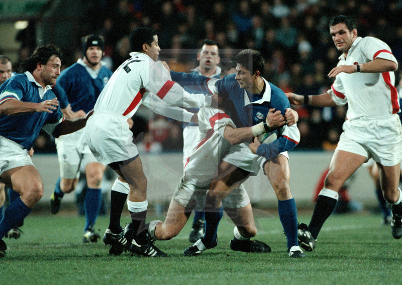 Rugby World Cup 1999, qualificazioni, Huddersfield 22/11/1998, Inghilterra v Italia, Luca Martin attaccato da Guscott. Foto Daniele Resini/Fotosportit