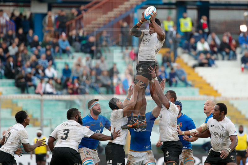 Credit Agricole Cariparma Test Match 2017, Catania, Stadio Massimino, 11-11-2017, Italia v Fiji. Nemani Nagusa in touche. Foto: Roberto Bregani / Fotosportit