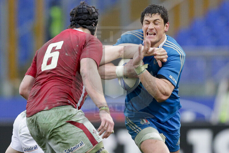 RBS 6 Nazioni 2013, Roma, Stadio Olimpico, 23-02-2013, Italia v Galles. Una carica di Alessandro Zanni