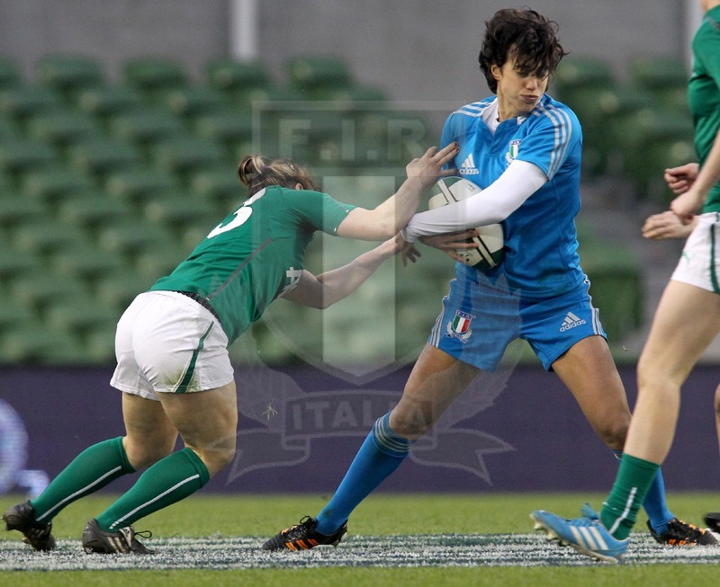 Rbs Sei Nazioni Donne 2014, Dublino, Aviva Stadium, 08/03/2014, Italia v Irlanda, Manuela Furlan sfugge a un placcaggio. Foto Daniele Resini/Fotosportit