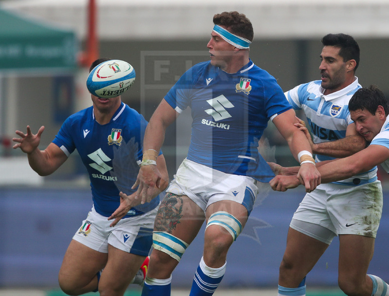 Autumn Nations Series 2021, Treviso, Stadio di Monigo, 13-11-2021, Italia vs Argentina. Sottomano di  Giovanni Licata per Luca Morisi. Foto: Roberto Bregani/Fotosportit