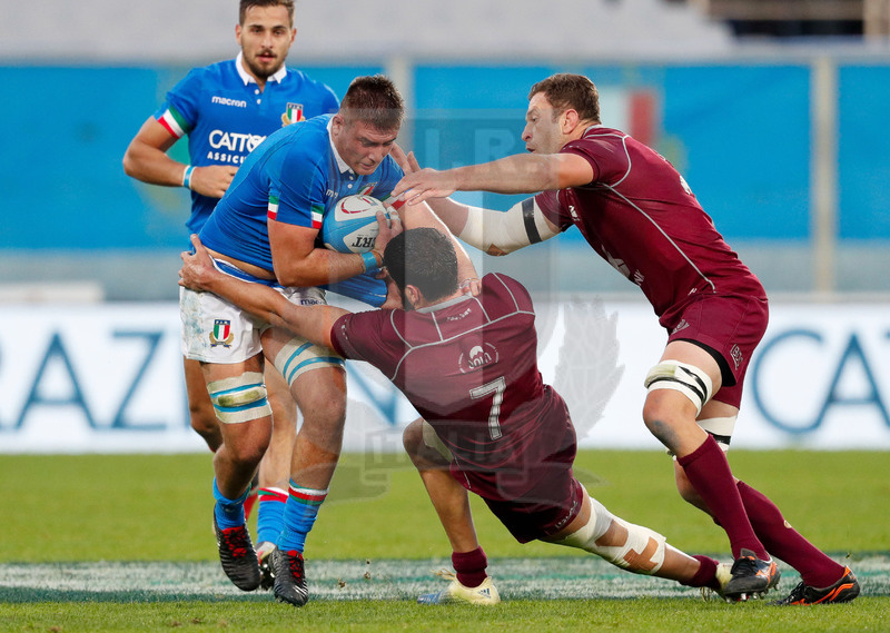 Cattolica Test Match 2018, Firenze, Stadio Franchi, 10-11-2018, Italia v Georgia. Jake Polledri attaccato da Shalva Sutiashvili e Giorgi Tsutskiridze. Foto: Roberto Bregani / Fotosportit