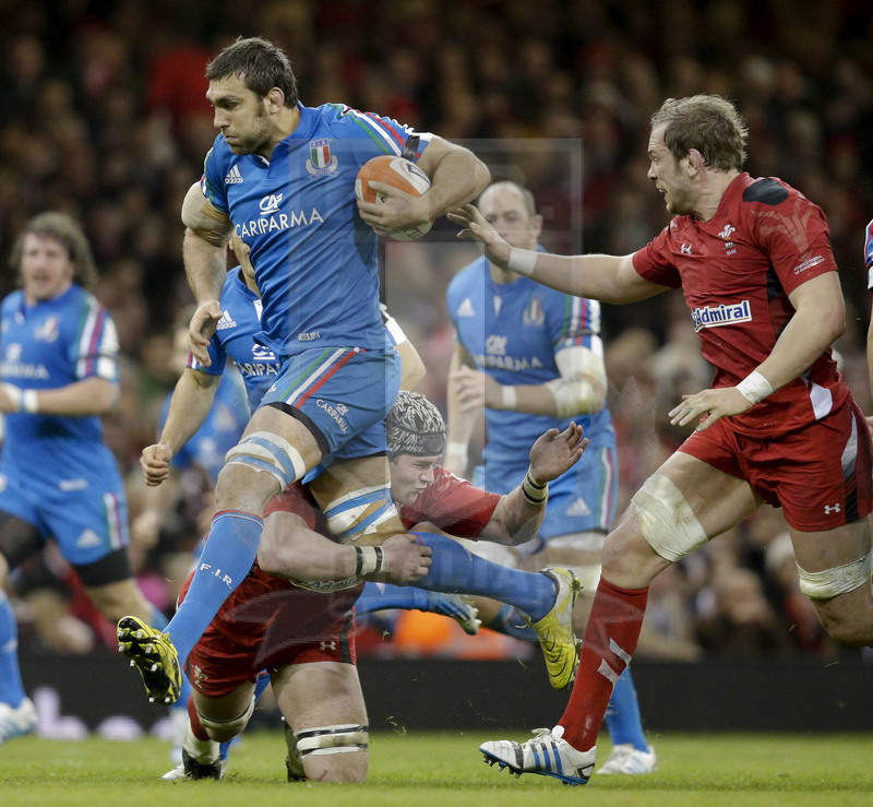 RBS 6 Nazioni 2014, Cardiff, Millennium Stadium, 1/02/2014, Galles v Italia. Quintin Geldenhuys viene placcato da Dan Lydiate Foto Roberto Bregani/Fotosportit