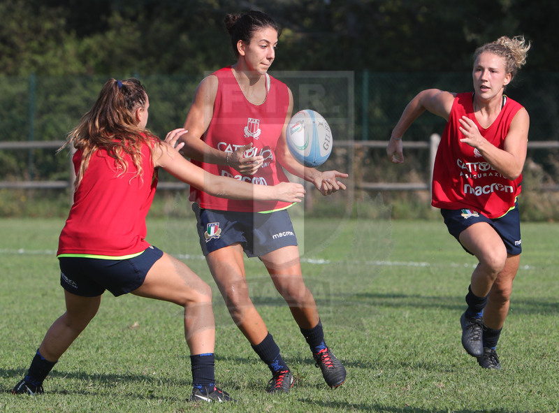 Raduno Nazionale Italiana Donne, Parma, Cittadella del Rugby 13/09/2020, Vittoria Ostuni Minuzzi muove palla per Veronica Madia. Foto Daniele Resini/Fotosportit