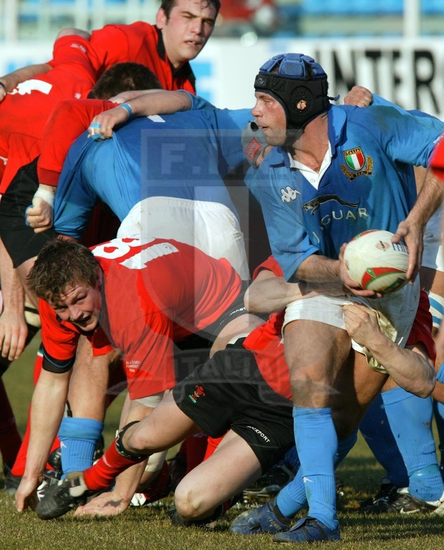 Sei Nazioni 2003, Roma, Stadio Flaminio 2003/02/15, Italia v Galles, Alessandro Troncon tenta una percussione. Foto Daniele Resini/Fotosportit