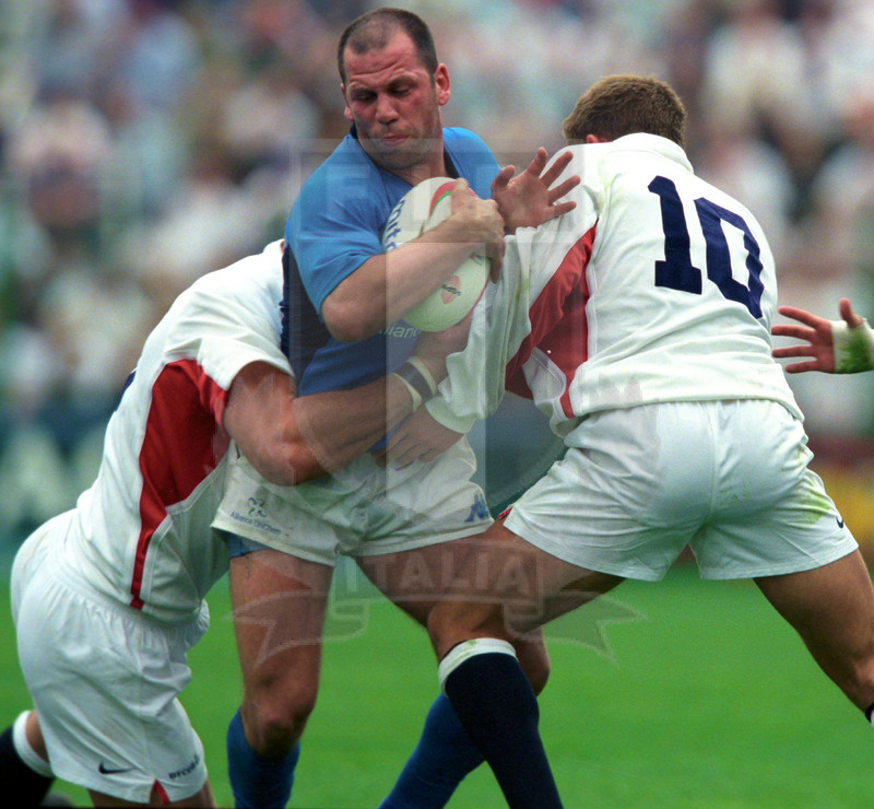 Rbs Sei Nazioni 2002, Roma, stadio Flaminio 07/04/2002, Italia v Inghilterra, Alessandro Troncon difende palla su Wilkinson. Foto Daniele Resini/Fotosportit