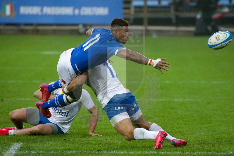 Autumn Nations Series 2021, Parma, Stadio Lanfranchi, 20-11-2021, Italia vs Uruguay. un off-load di Montanna Ioane sul placcaggio di Nicolas Freitas. Foto: Roberto Bregani/Fotosportit