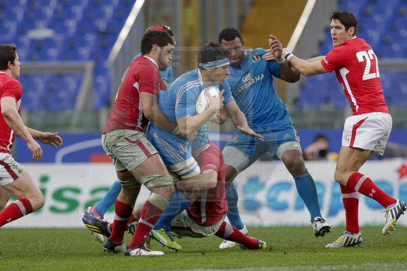 RBS 6 Nazioni 2013, Roma, Stadio Olimpico, 23-02-2013, Italia v Galles. Paul Derbishire cerca di sfondare