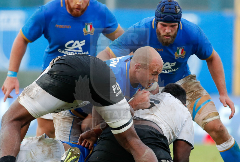 Credit Agricole Cariparma Test Match 2017, Catania, Stadio Massimino, 11-11-2017, Italia v Fiji. Segio Parisse e Dean Budd in ruck. Foto: Roberto Bregani / Fotosportit