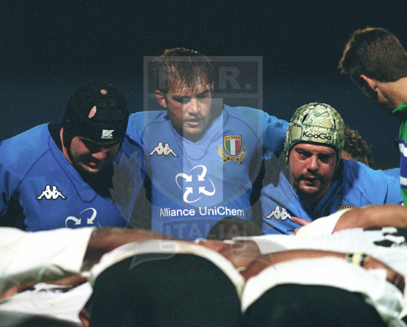 Jaguar Test Match 2001, Treviso, stadio Monigo 10/11/2001, Italia v Fiji, la prima linea azzurra, da sinistra: Paoletti, Moscardi, De Carli. Foto Daniele Resini/Fotosportit