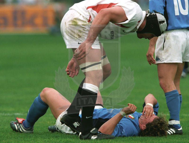 Rbs Sei Nazioni 2002, Roma, stadio Flaminio 07/04/2002, Italia v Inghilterra, Grewcook su Mauro Bergamasco a terra. Foto Daniele Resini/Fotosportit